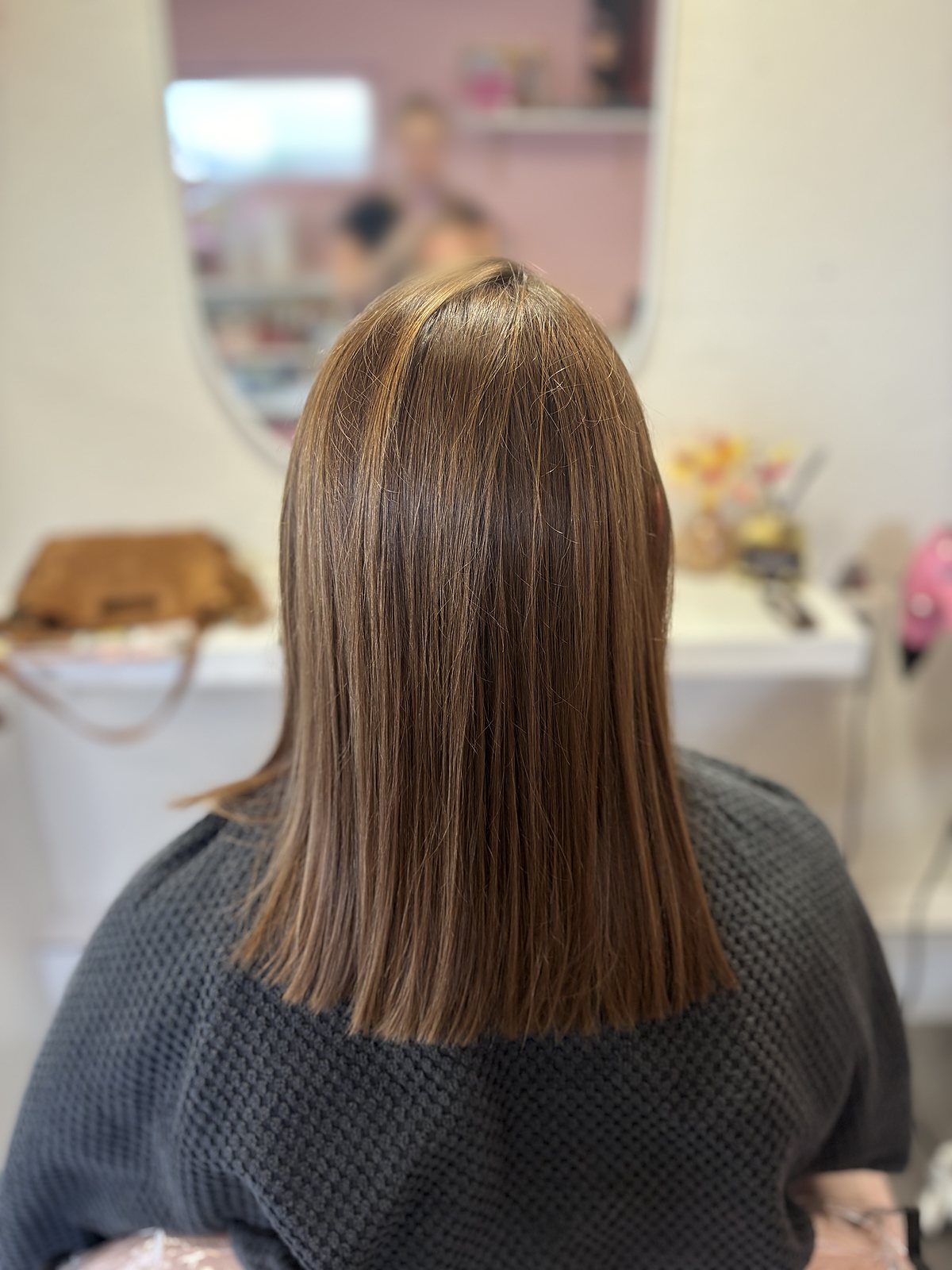 Achteraanzicht na de behandeling: naturel bruinblond, sleek en glanzend