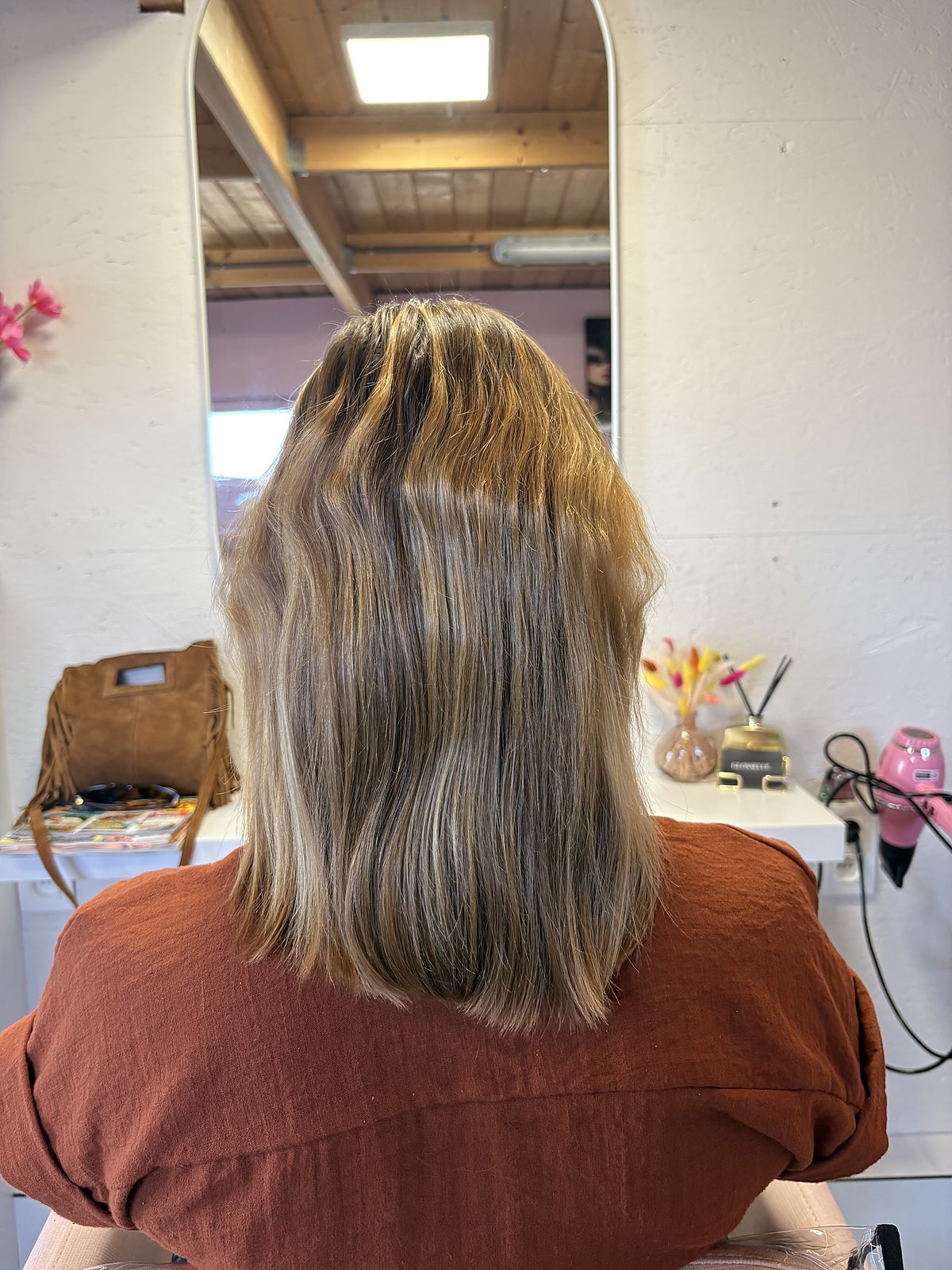 Achteraanzicht vóór de behandeling: uitgegroeid warm goudblond