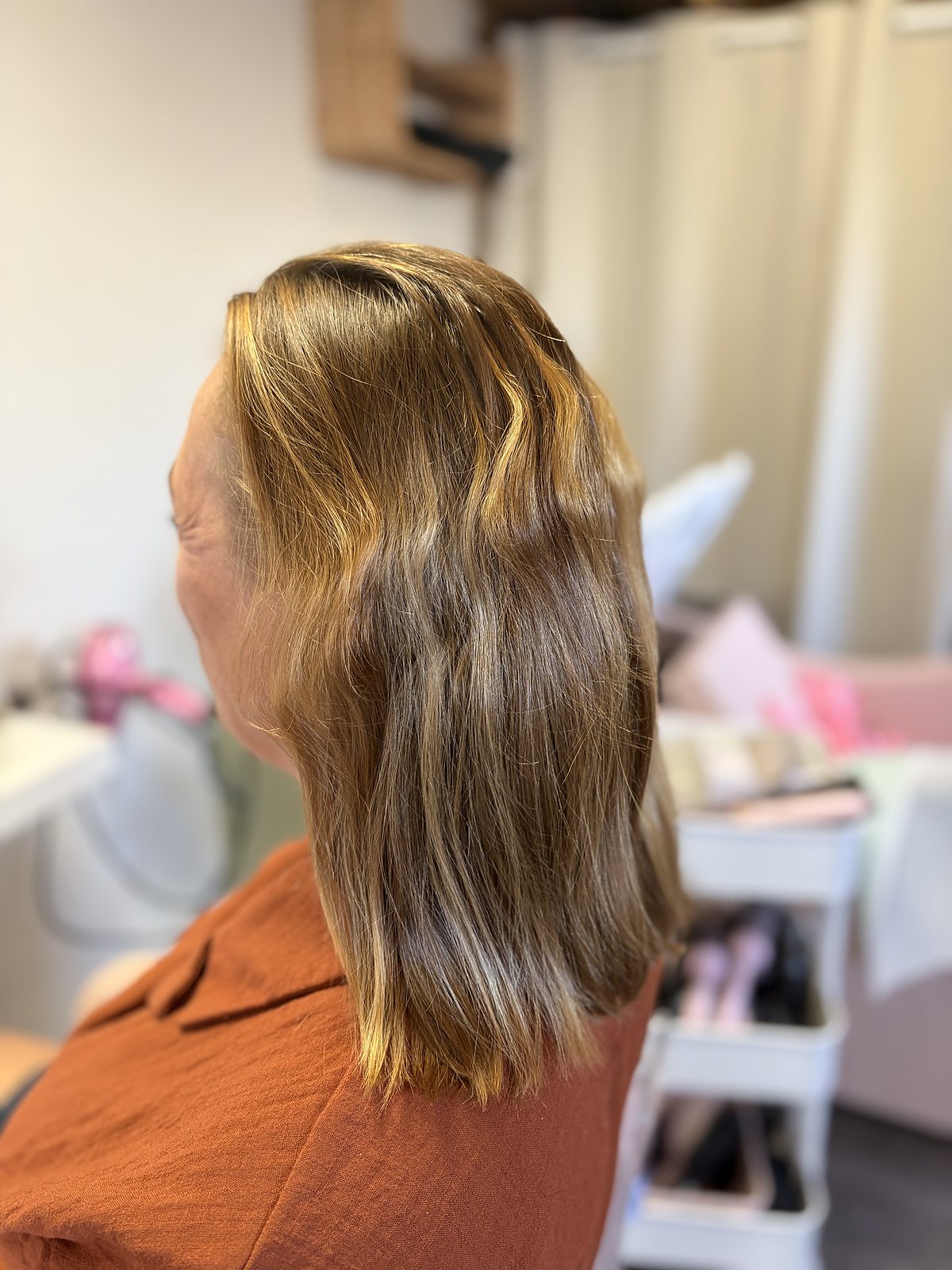 Zijaanzicht vóór de behandeling: warm goudblond met uitgroei