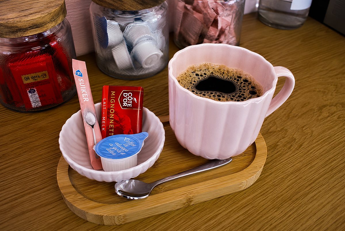 Koffiehoekje in de salon — even landen voor je afspraak