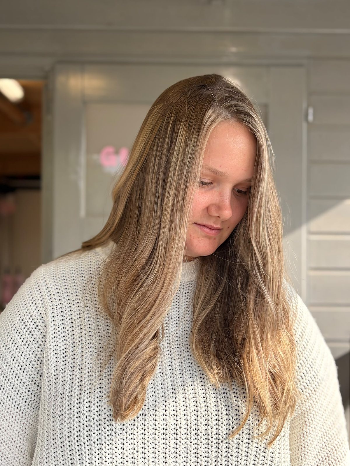 Vooraanzicht na de behandeling: goudblond dat het gezicht zachter omlijst