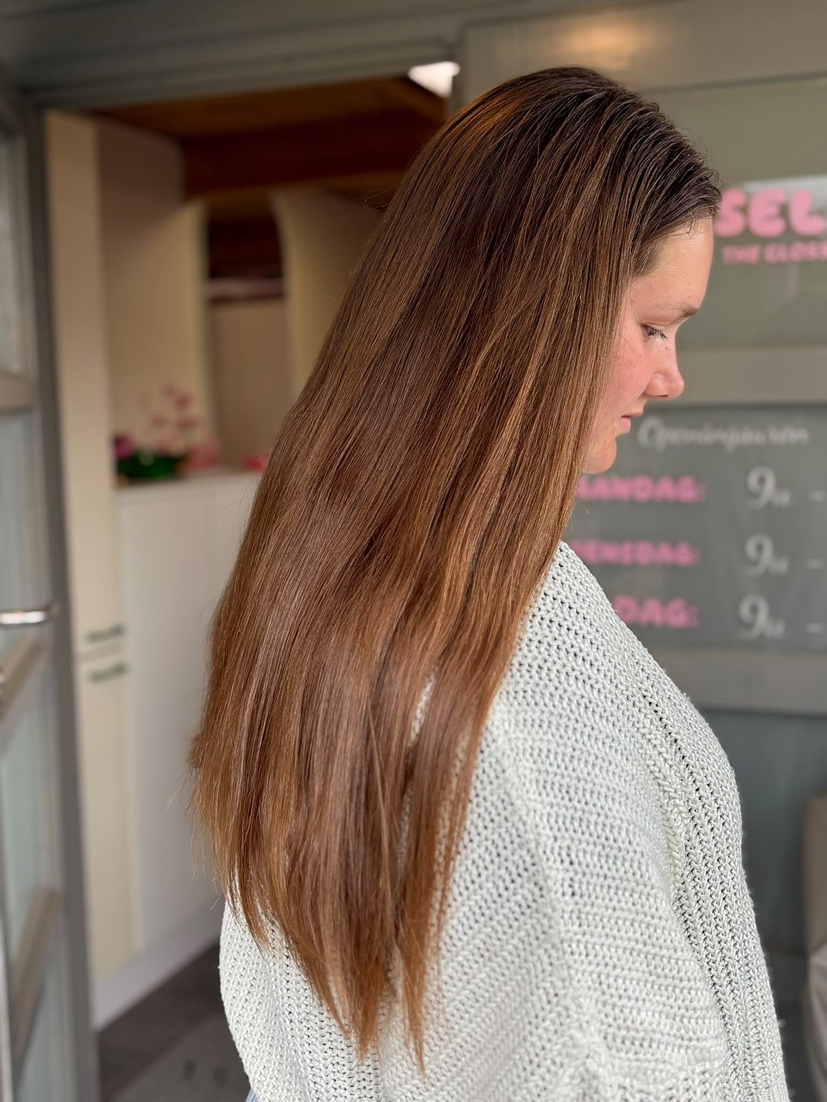 Zijprofiel vóór de behandeling: lang koperbruin haar zonder dimensie